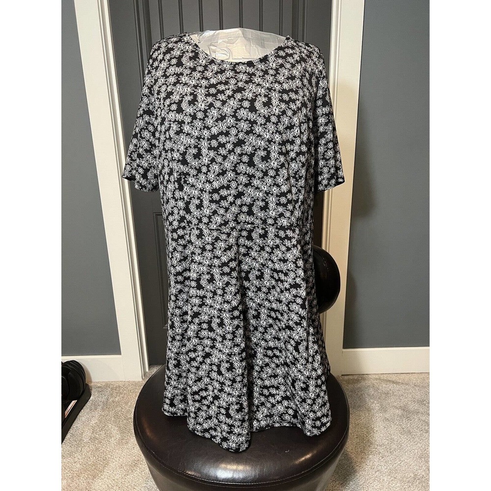 Capsule Plus Size Short Sleeve Black and White Floral Print A-Line Dress Size 26